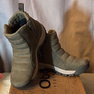 Womens Olive snow boots with arctic grip Vibram sole
